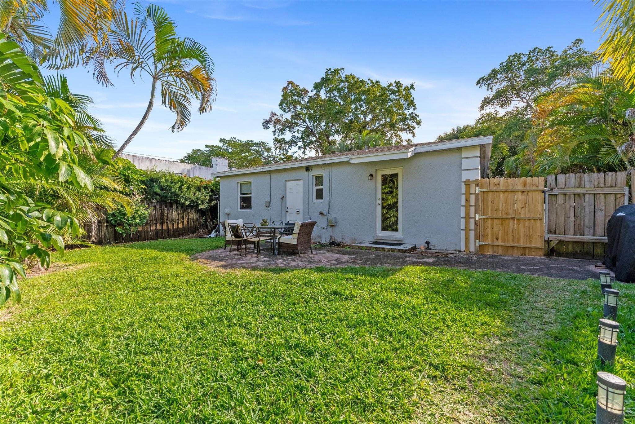 Discover this private 1-bedroom, 1-bath cottage tucked behind a classic Florida home in the highly desirable Pineapple Park neighborhood. Recently updated, the cottage features impact windows, a new roof (2020), updated A/C, a renovated bathroom, and its own washer and dryer. Enjoy your own dedicated outdoor living area, separate entrance, and separate electrical meter for added convenience.
Perfectly located just minutes from downtown West Palm Beach, you’ll be a short bike ride to the beach, Howard Park, Grandview Market, Norton Museum of Art, Kravis Center, shopping, dining, and more.