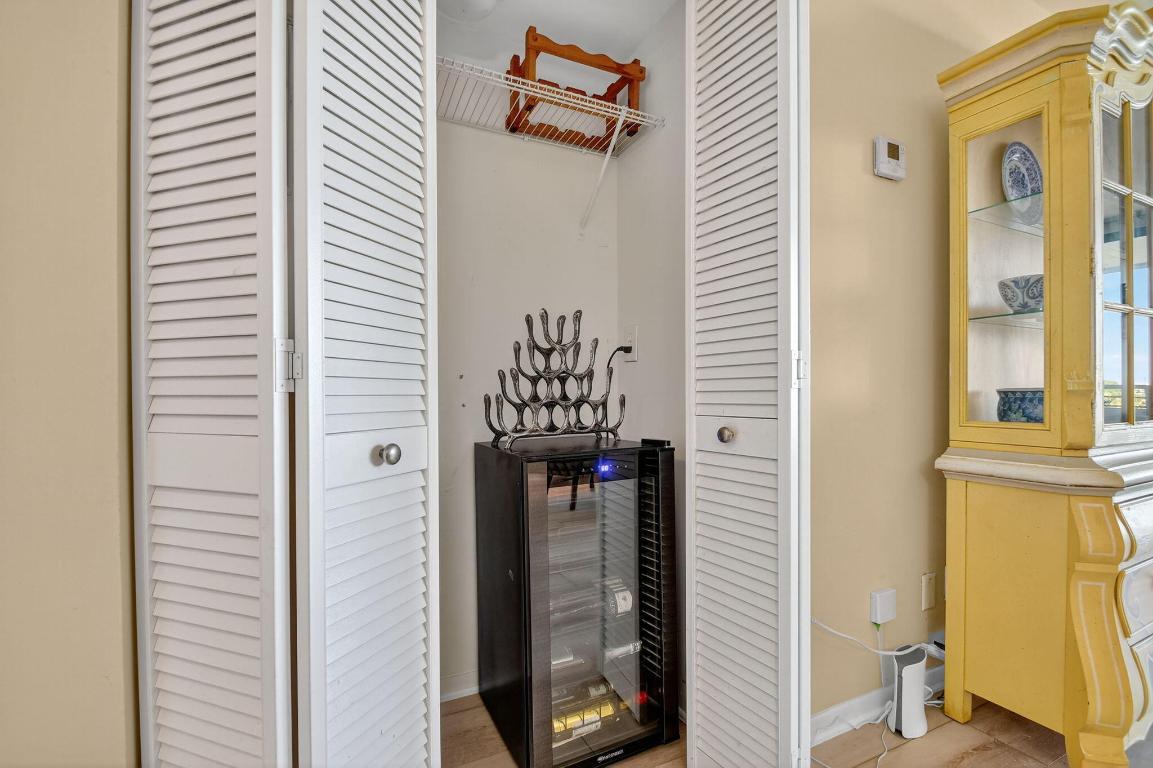 MAYFAIR HOUSE CONDO - Residential