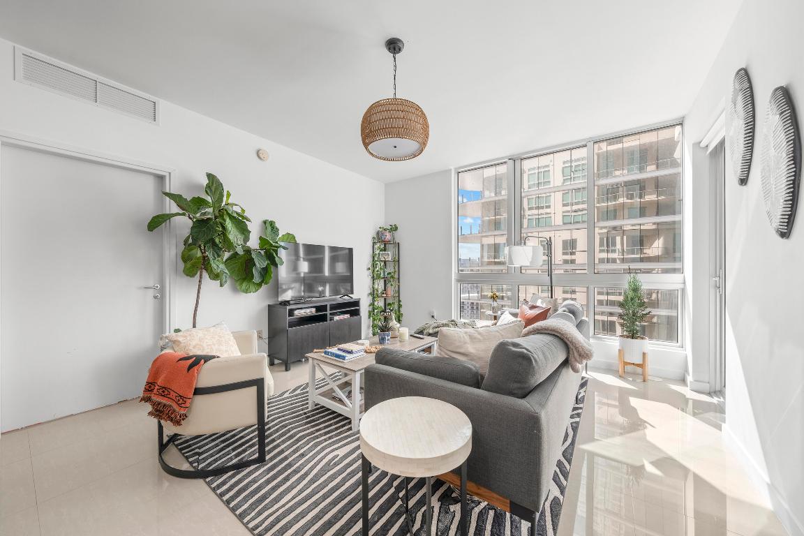 MET 1 CONDO - Residential Lease