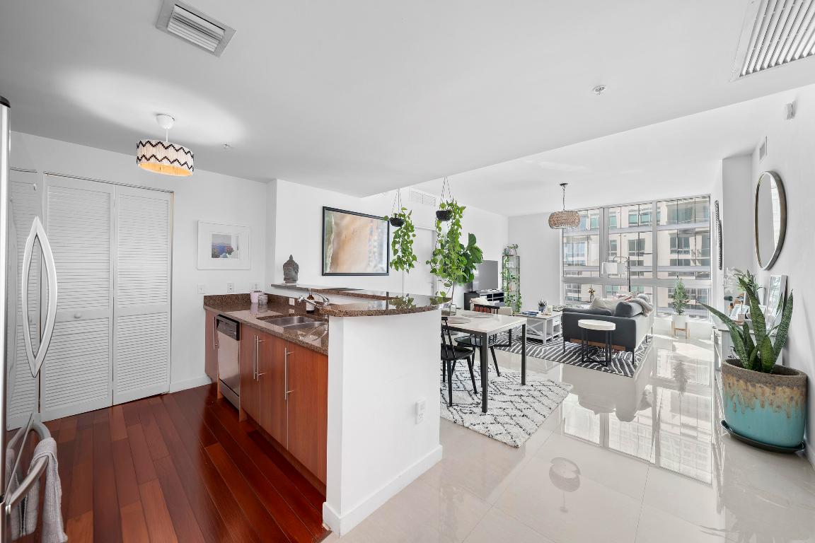 MET 1 CONDO - Residential Lease