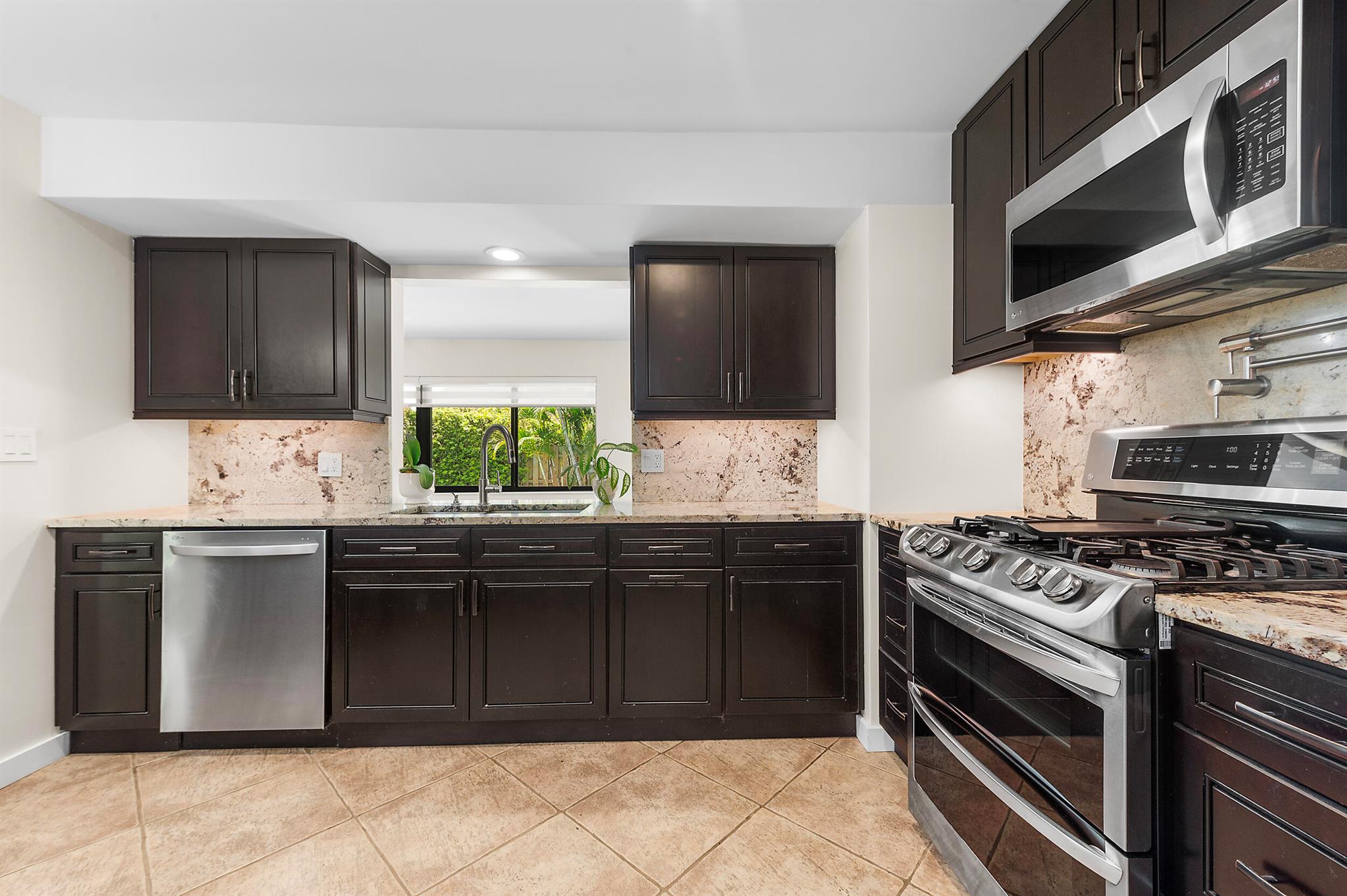 PEMBROKE LAKES SEC 6 - Residential