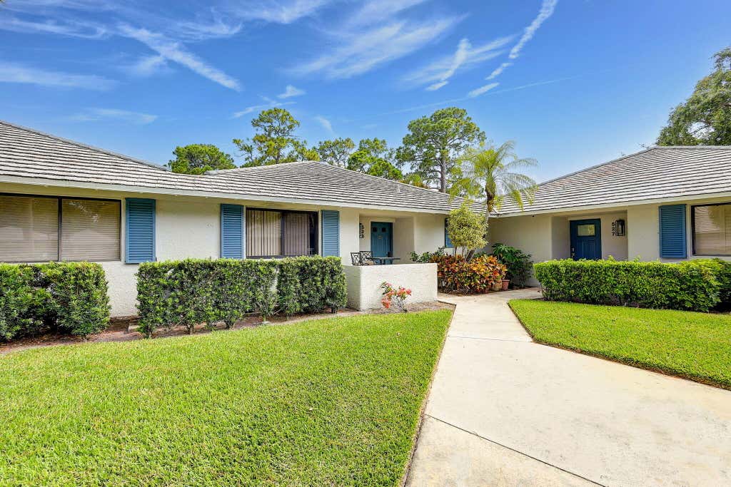 Photo of 526 Club Drive, Palm Beach Gardens, FL 33418 (MLS # B26045297)