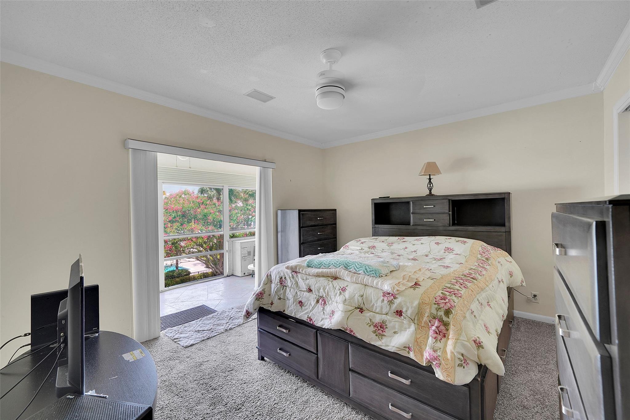 2050 NE 39th St E306