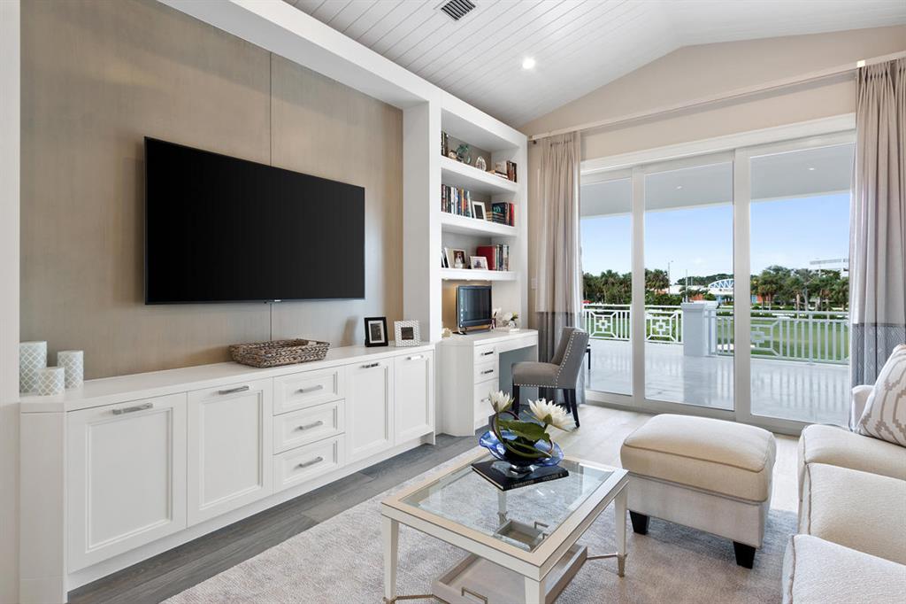 ROYAL PALM YACHT & COUNTRY CLUB - Residential