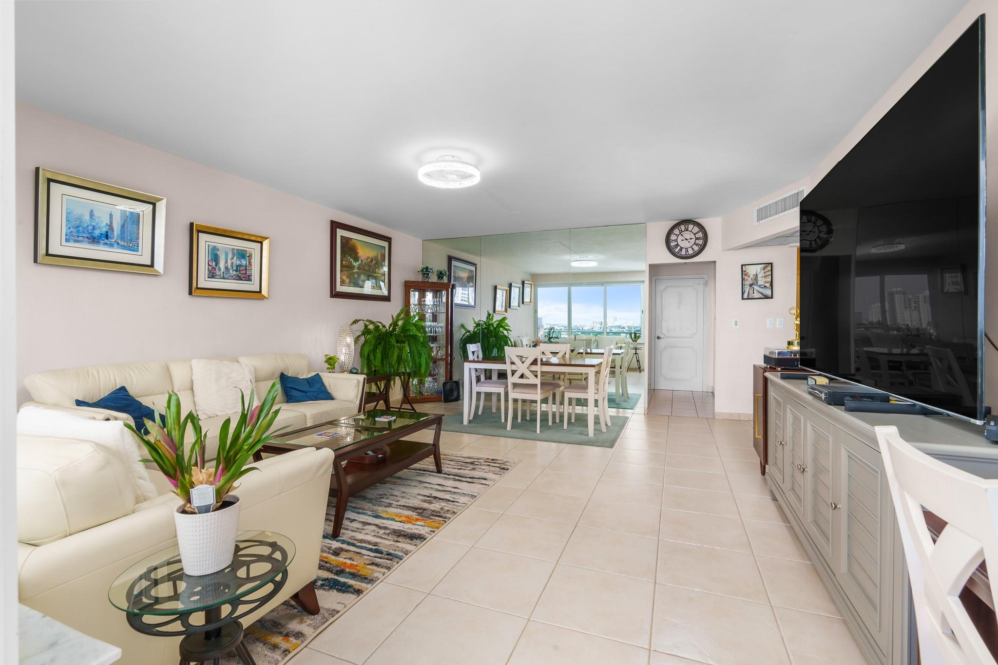 3233 NE 34th St 1207