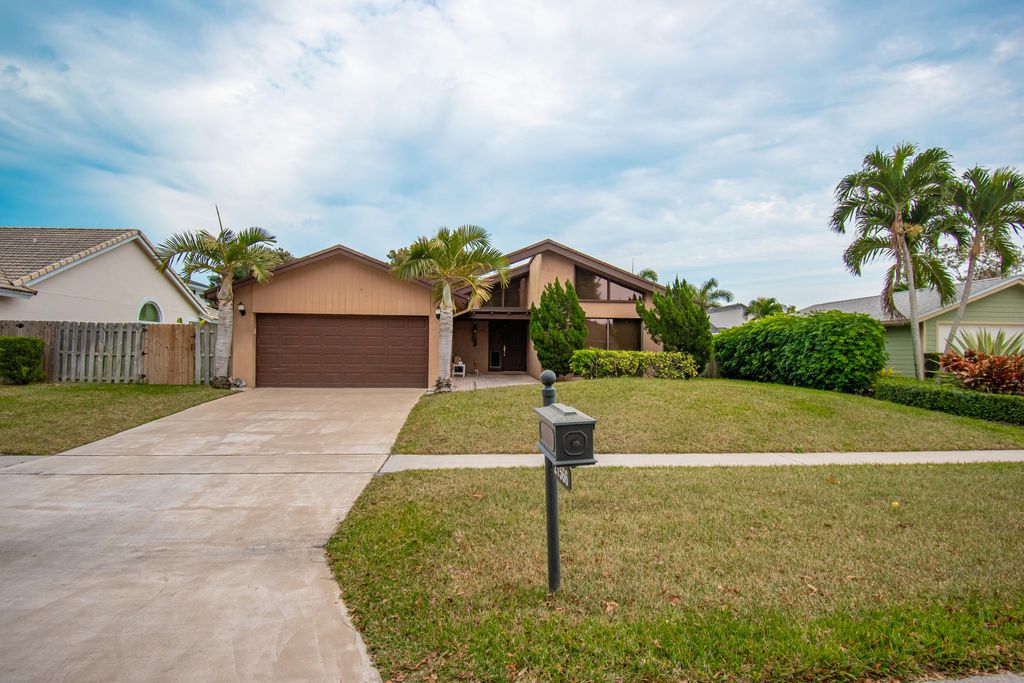 Photo of 21566 Arbor Way, Boca Raton, FL 33433 (MLS # R11164062)