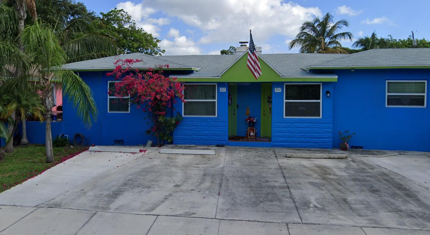 Spacious 1/1 available imediately for lease on an annual basis, unfurnished, great location, close beach, restaurants.