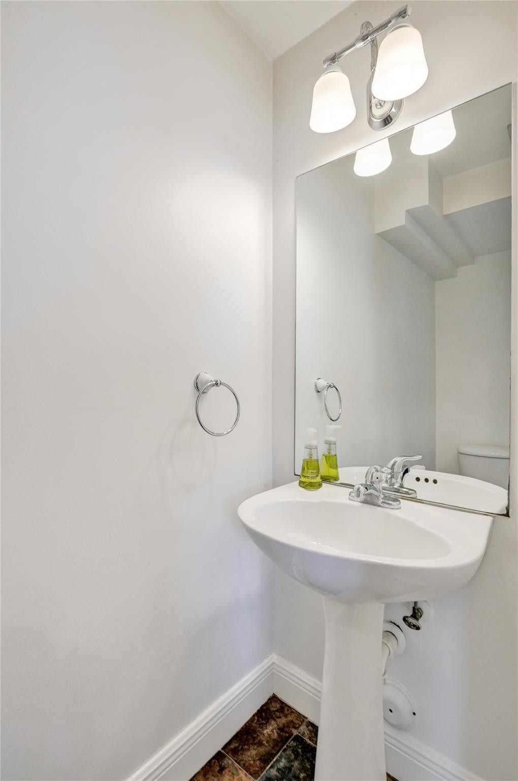 816 S Riverside Drive 816