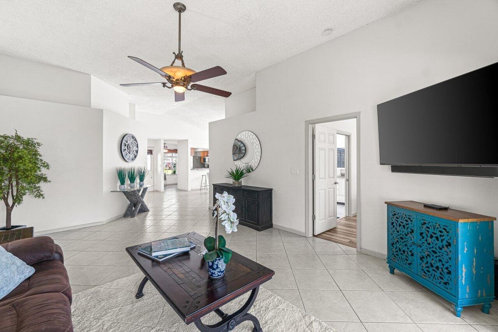 Photo of 68 Heather Cove Drive, Boynton Beach, FL 33436 (MLS # R11058216)