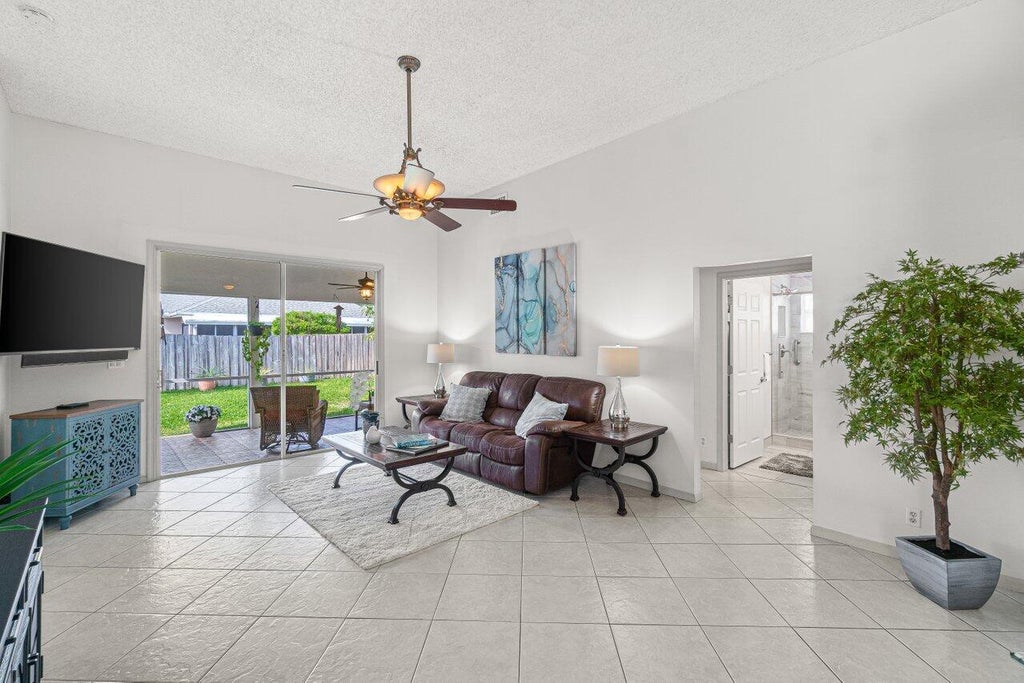 Photo of 68 Heather Cove Drive, Boynton Beach, FL 33436 (MLS # R11058216)
