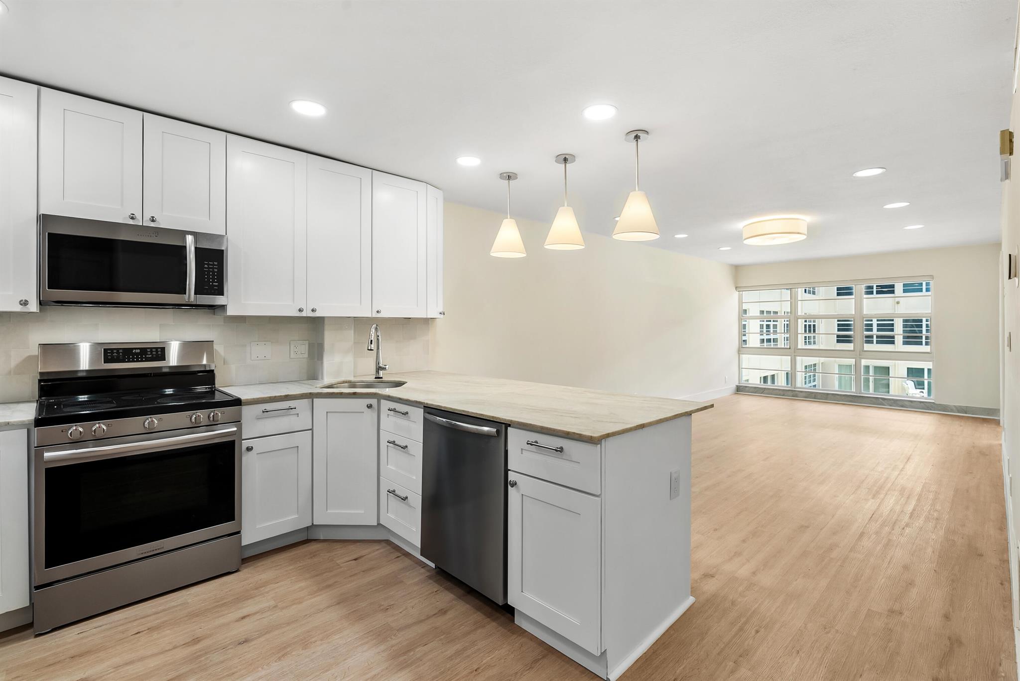 3851 N Ocean Boulevard 211, Gulfstream, FL, 33483/$629,900 2 3851 N Ocean Boulevard 211
