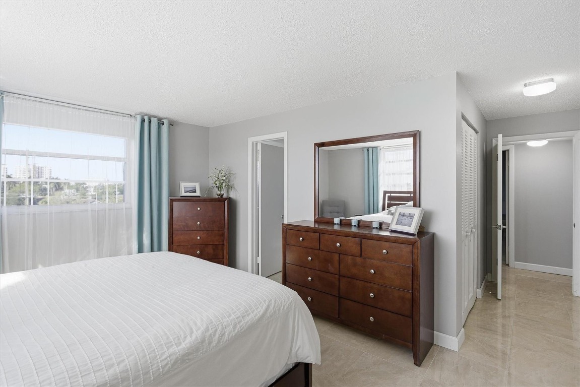 MEADOWBROOK LAKE - Residential