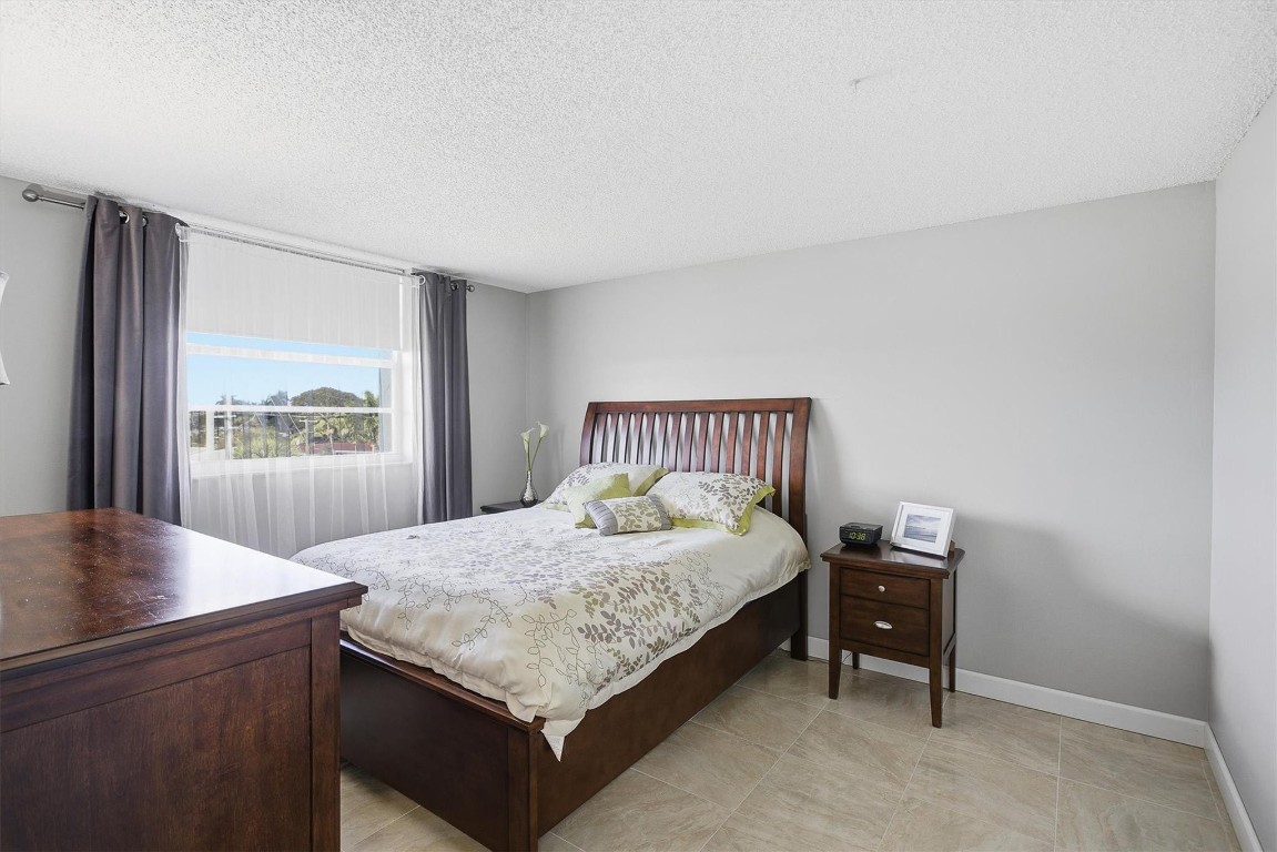 MEADOWBROOK LAKE - Residential