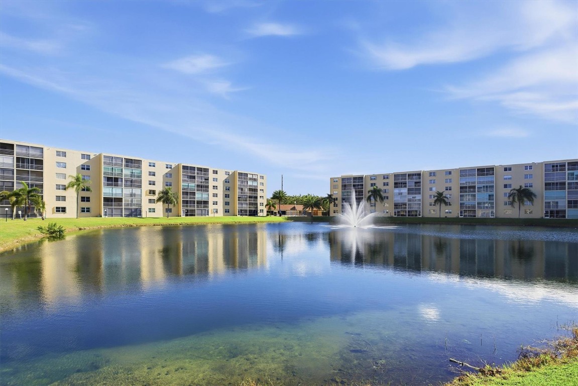 MEADOWBROOK LAKE - Residential