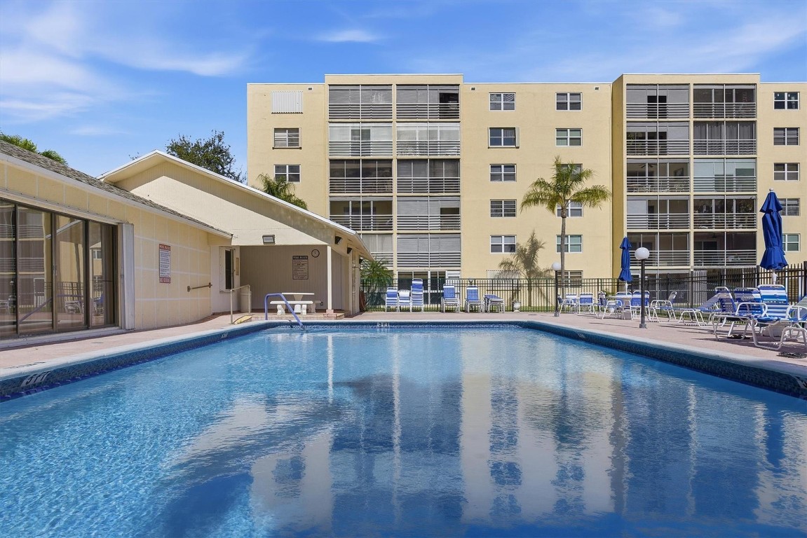 MEADOWBROOK LAKE - Residential