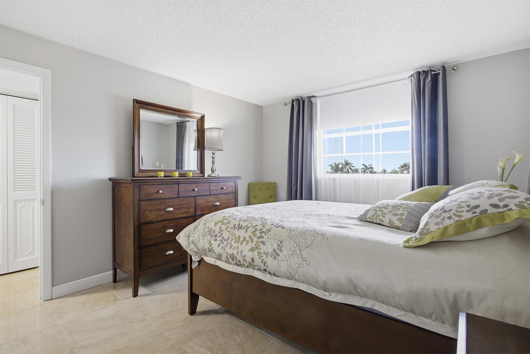 MEADOWBROOK LAKE - Residential