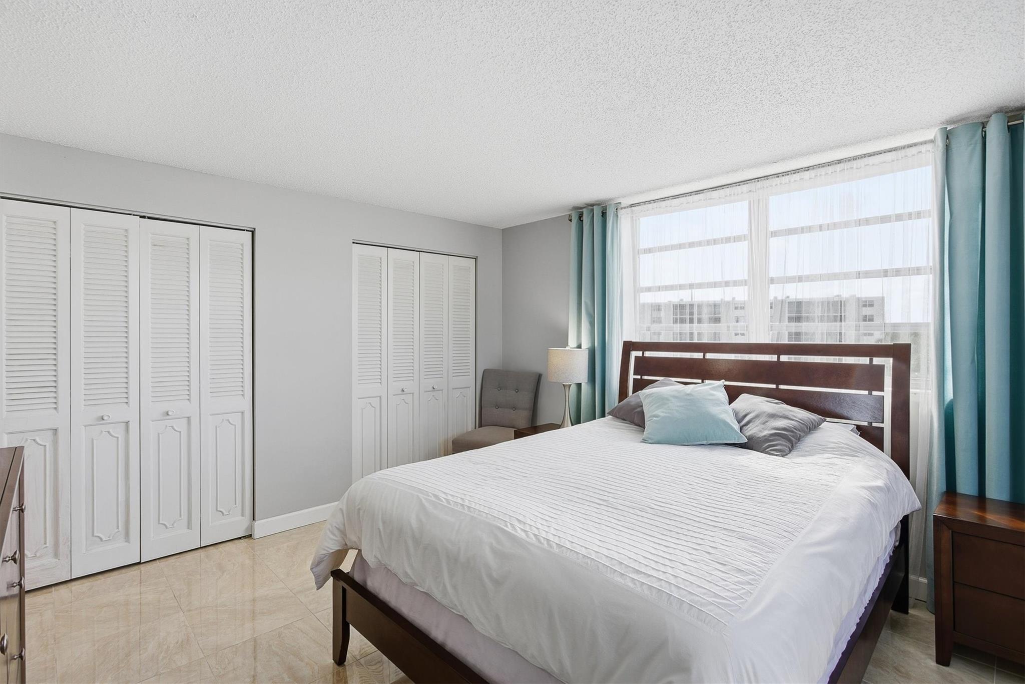 MEADOWBROOK LAKE - Residential