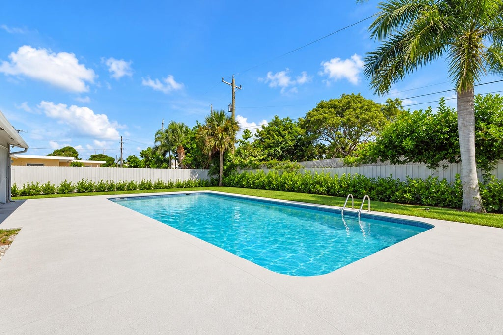 Photo of 1343 W OCEAN Avenue, Lantana, FL 33462 (MLS # B26091461)