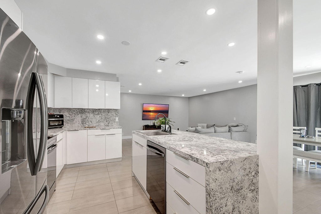 Photo of 1343 W OCEAN Avenue, Lantana, FL 33462 (MLS # B26091461)