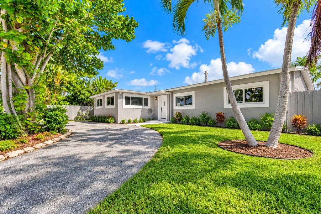 Photo of 1343 W OCEAN Avenue, Lantana, FL 33462 (MLS # B26091461)