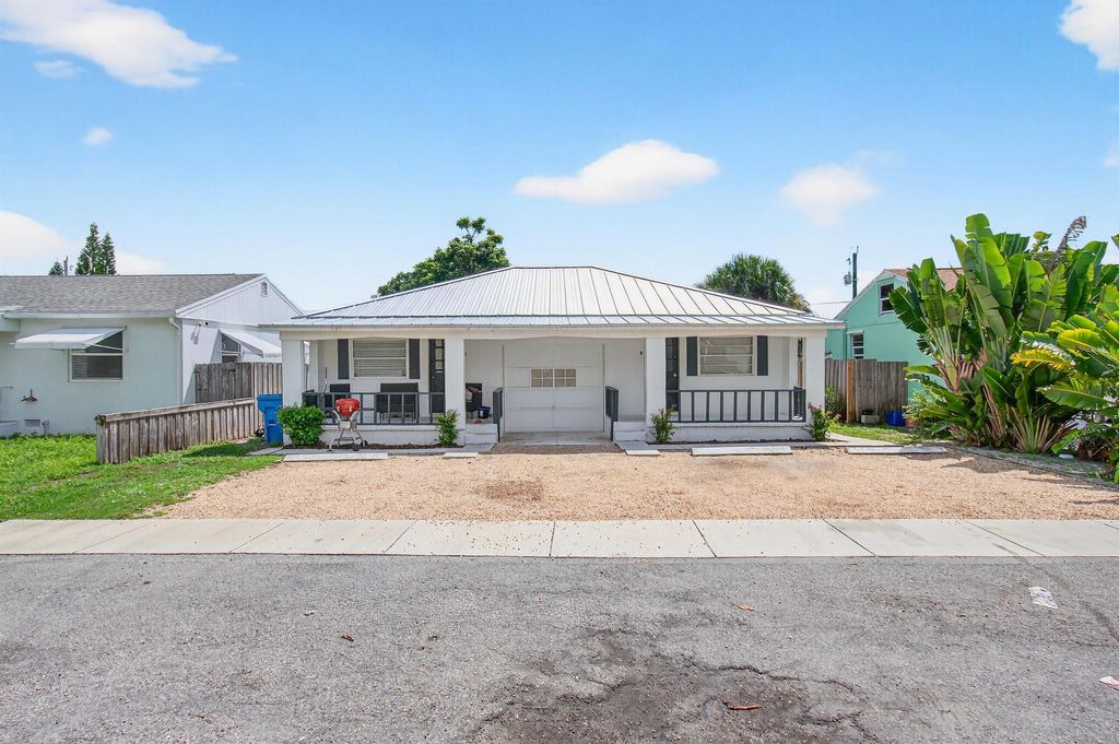 Photo of 506 N Broadway #B, Lantana, FL 33462 (MLS # R11121700)