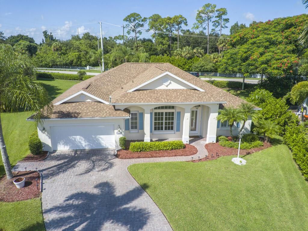 Photo of 305 Bourdeaux Drive SW, Vero Beach, FL 32968 (MLS # R11127213)