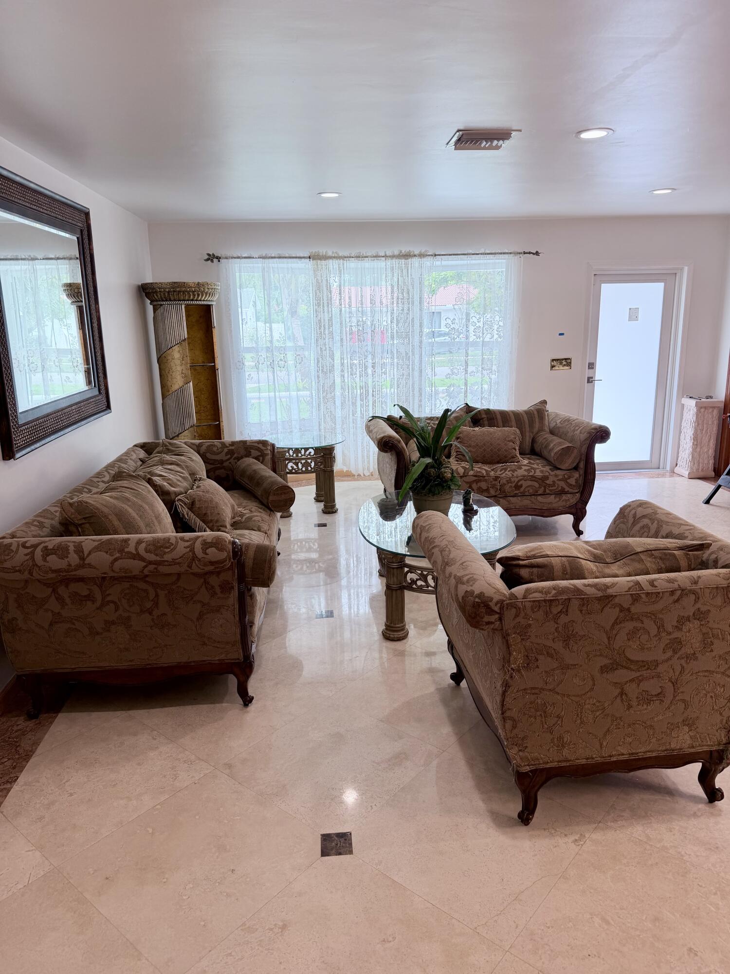 HOLLYWOOD HILLS - Residential
