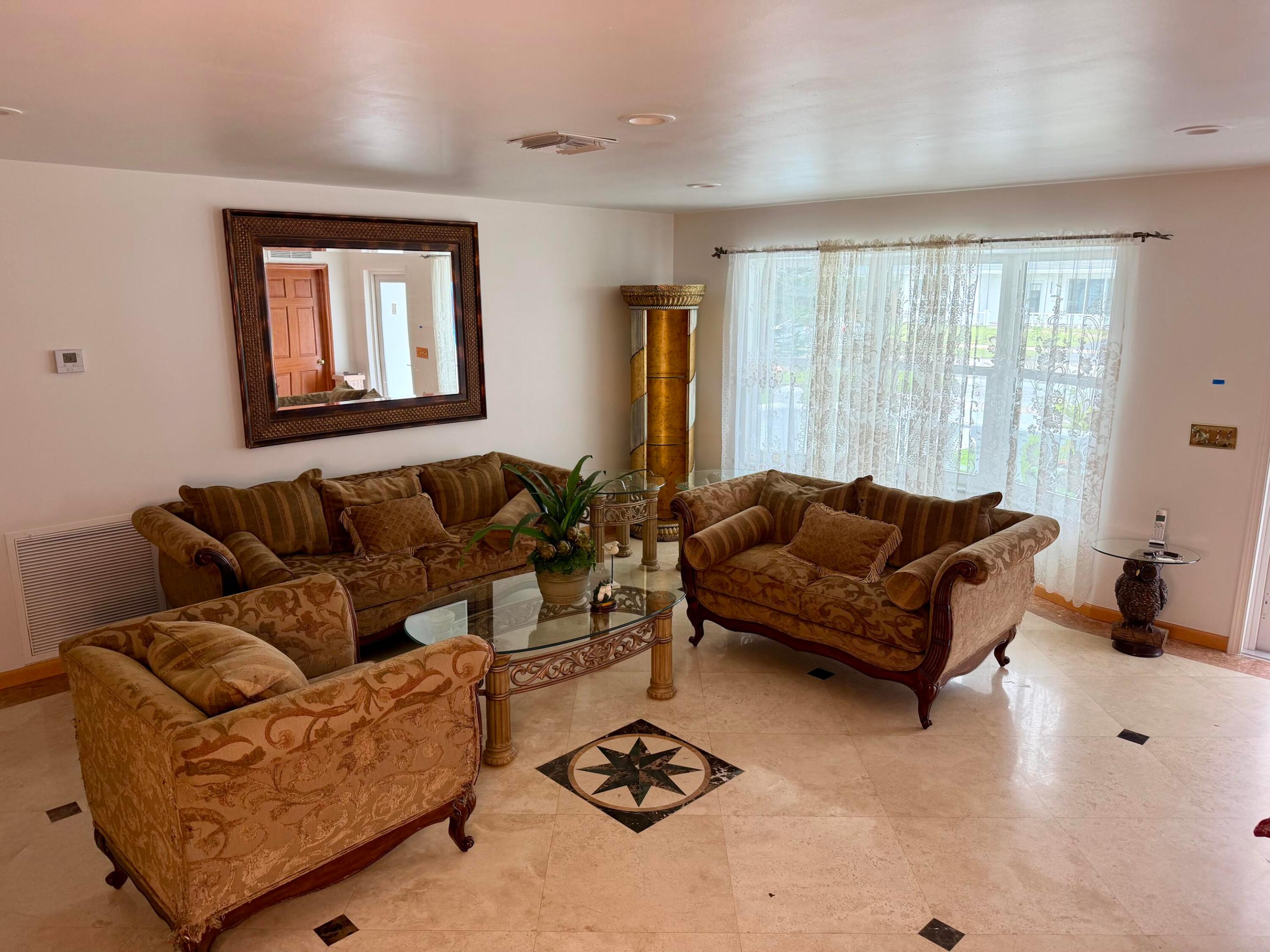 HOLLYWOOD HILLS - Residential