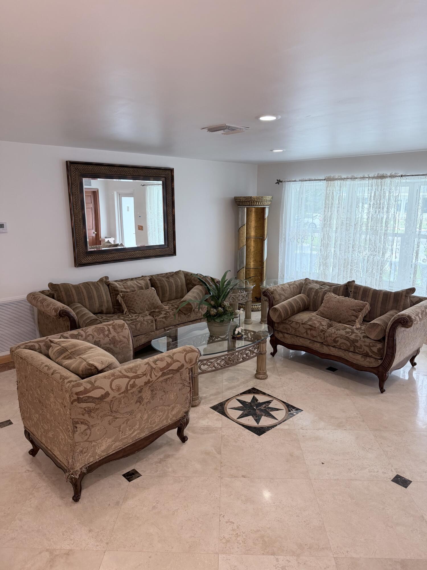 HOLLYWOOD HILLS - Residential