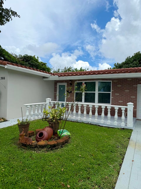 Tiny photo for 3916 Adams Street, Hollywood, FL 33021 (MLS # B26030448)