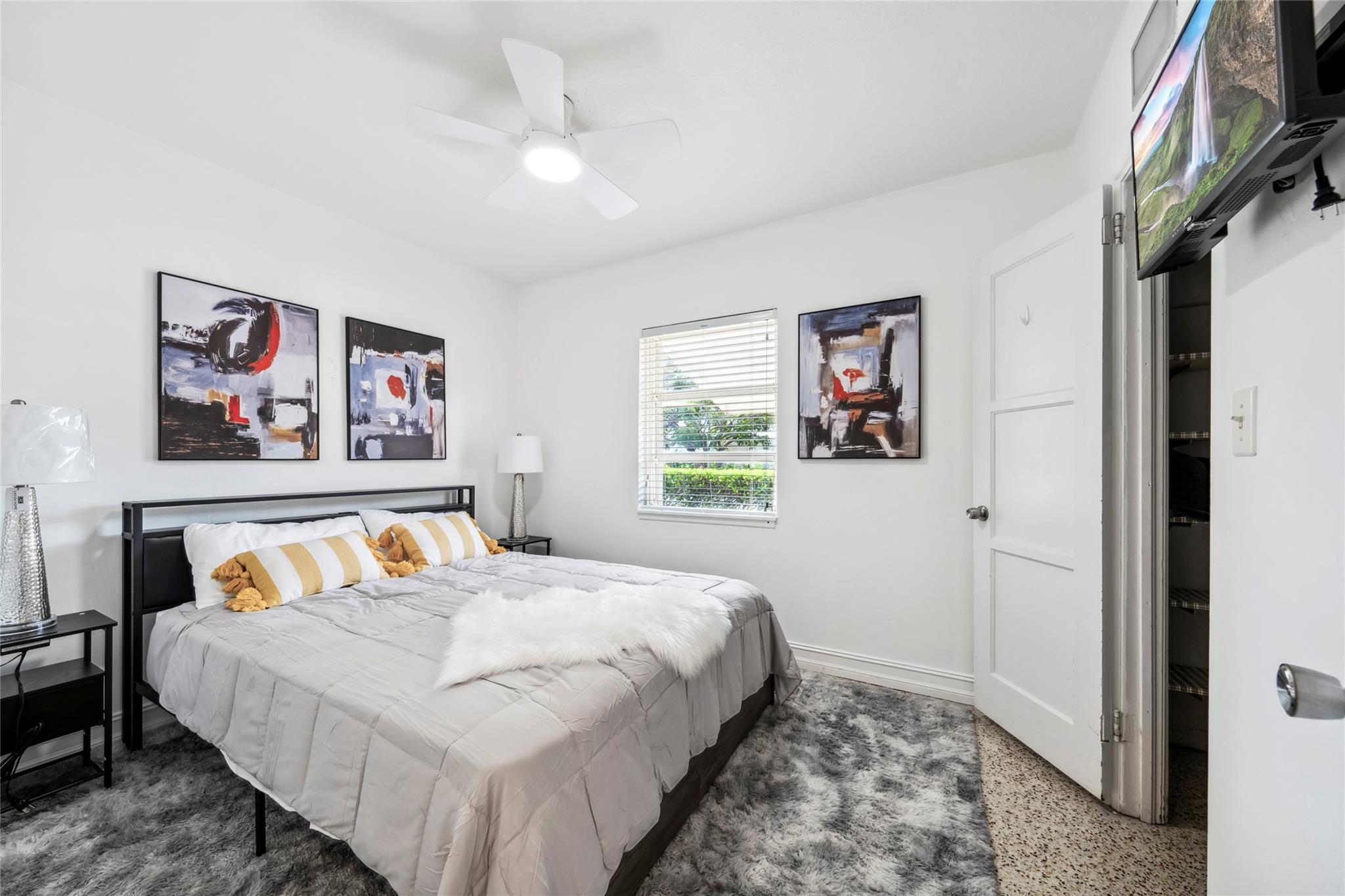 Fully furnished studio with kitchen available in the heart of Fort Lauderdale! Perfect for annual or short-term
rental,contact us for pricing. This charming space comes fully equipped with furniture, a TV, coffee maker and
fridge. Conveniently located near Downtown Fort Lauderdale, with quick access to the airport, beaches, and
major roadways. Steps from vibrant Las Olas, offering shopping, art galleries, dining, nightlife, and more. Pets
are welcome! Reach out for details on monthly, weekly, or daily rental options. A perfect blend of comfort, style,
and location!