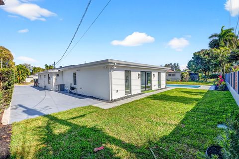 Tiny photo for 1410 Beta Court N, Lake Clarke Shores, FL 33406 (MLS # R11159869)