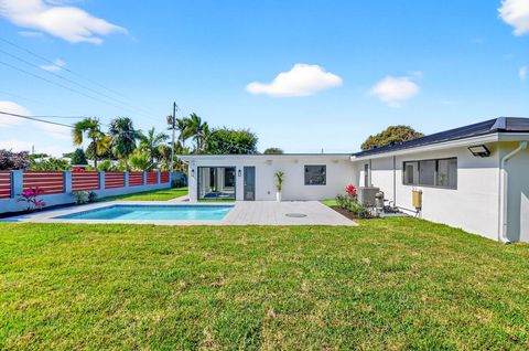 Tiny photo for 1410 Beta Court N, Lake Clarke Shores, FL 33406 (MLS # R11159869)