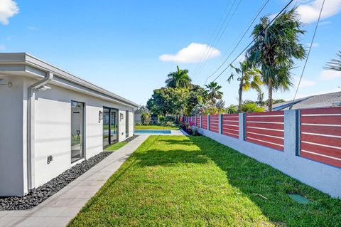 Tiny photo for 1410 Beta Court N, Lake Clarke Shores, FL 33406 (MLS # R11159869)