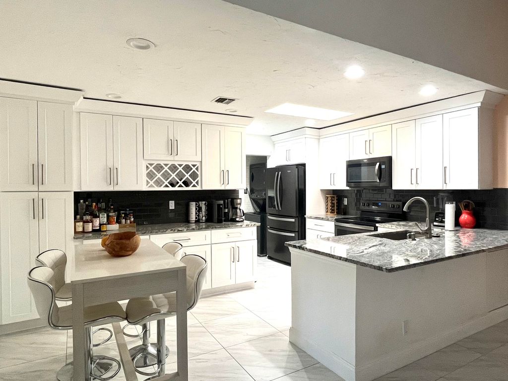 Photo of 3002 Waterview Circle, Palm Springs, FL 33461 (MLS # R10817619)