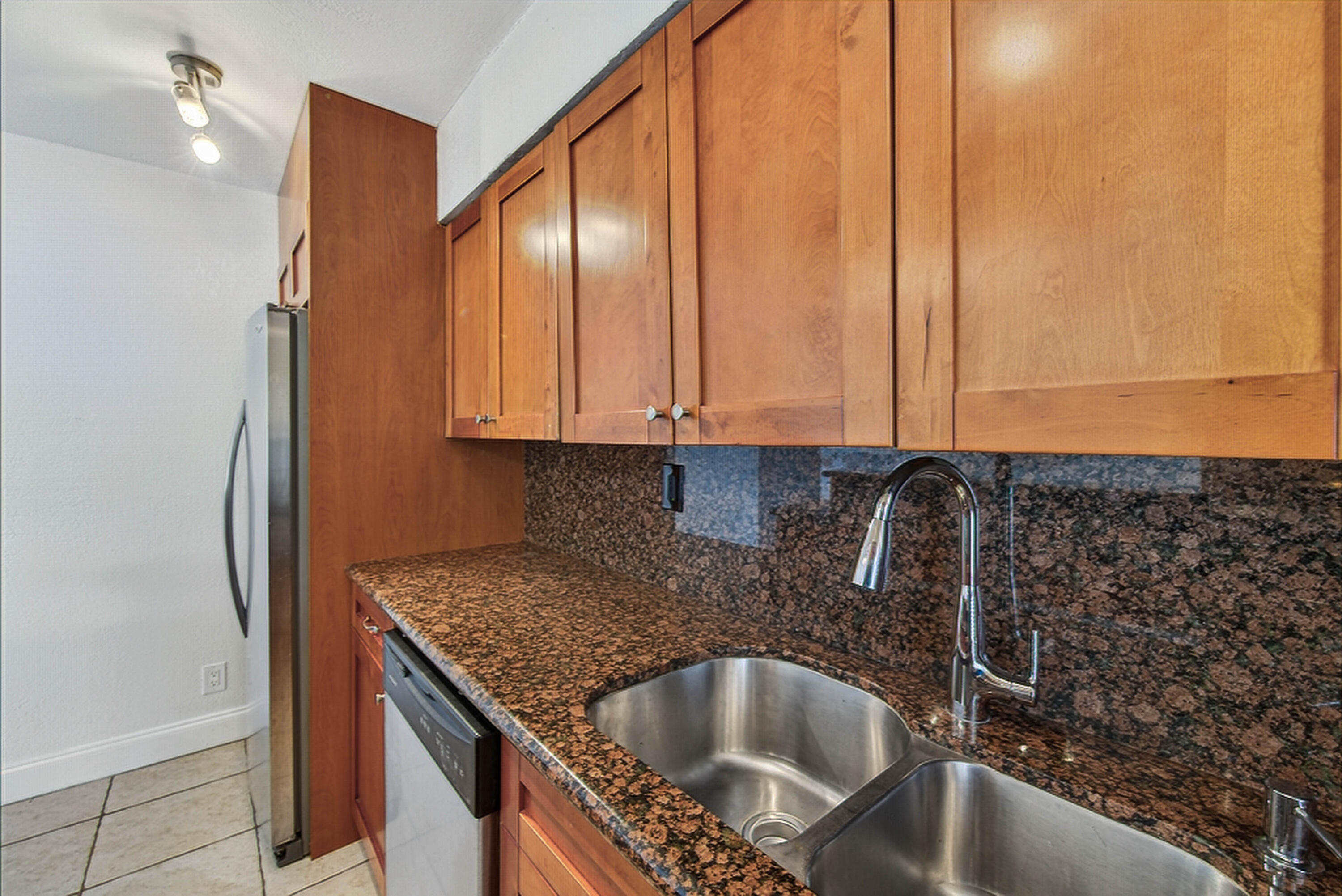 WILTON LAKE CONDOMINIUM - Residential Lease