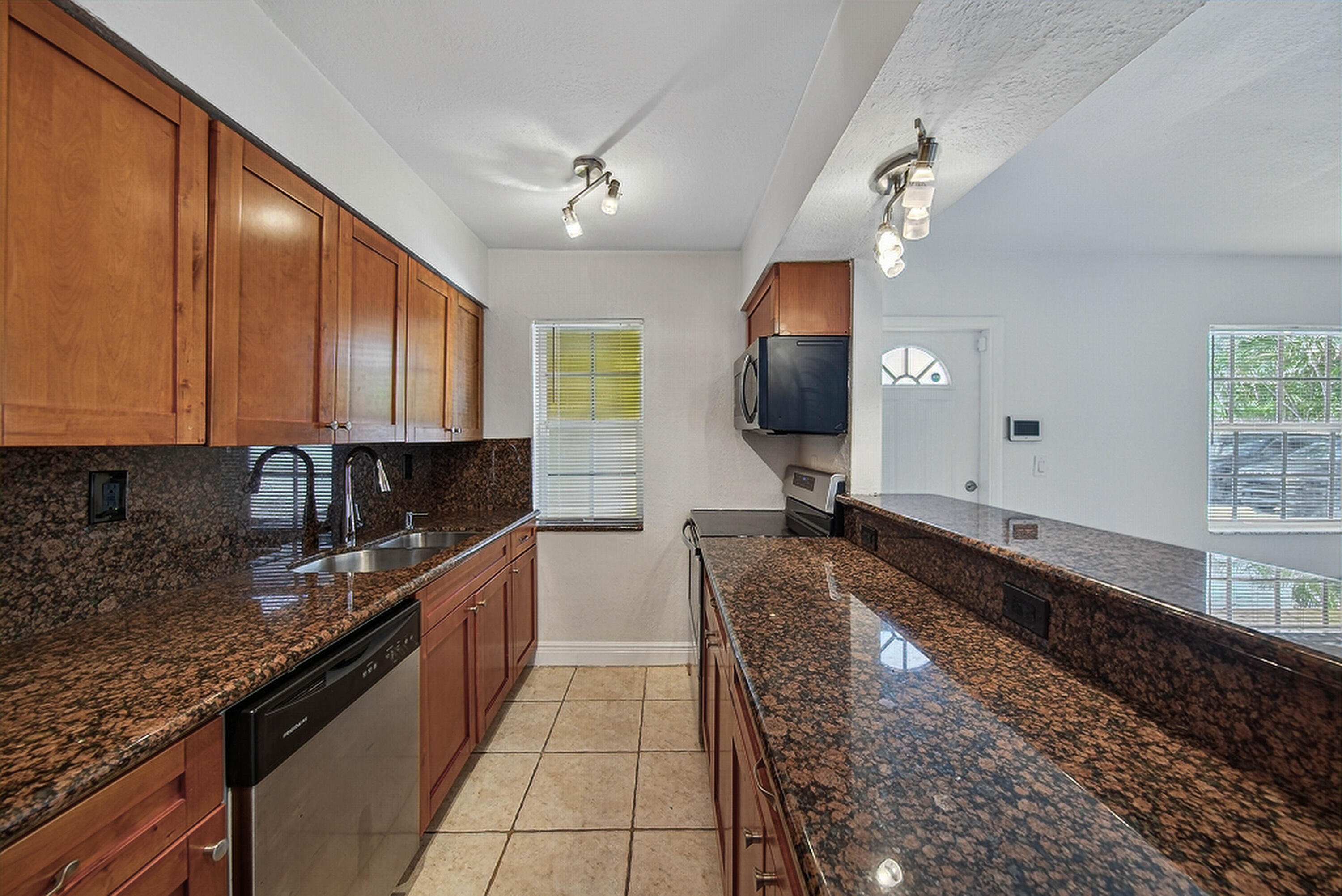 WILTON LAKE CONDOMINIUM - Residential Lease