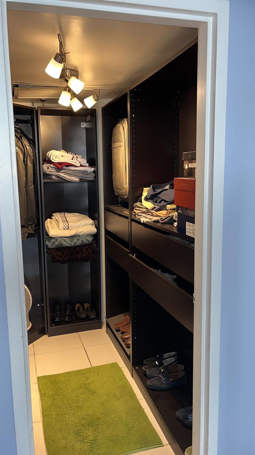 KING COLE CONDO - Residential