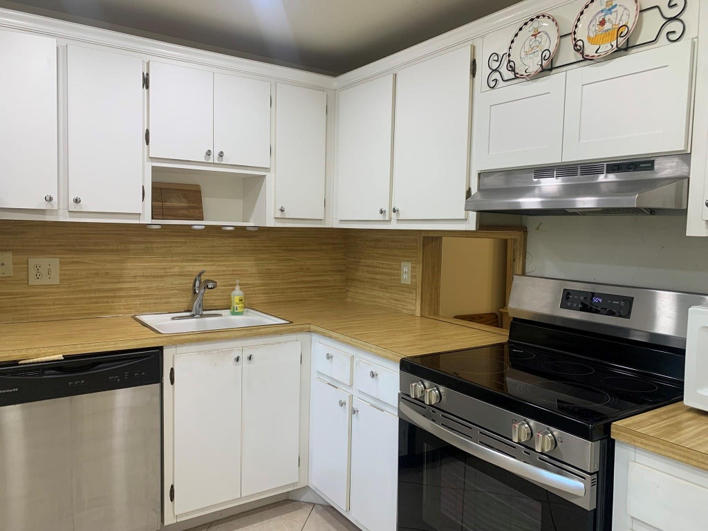 Photo of 3499 Oaks Way #607, Pompano Beach, FL 33069 (MLS # B26038081)