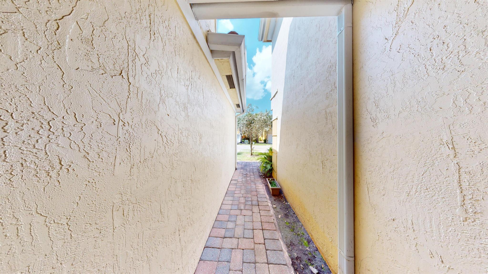 831 Pipers Cay Drive