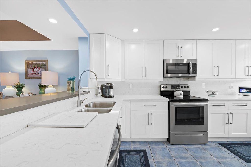 Photo of 630 NE 20th Ln, Boynton Beach, FL 33435 (MLS # F10538168)