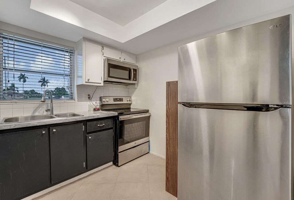 CRESTHAVEN VILLAS 28 CONDO - Residential