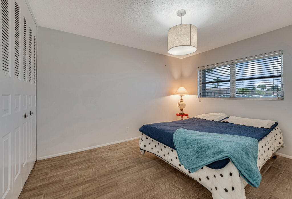 CRESTHAVEN VILLAS 28 CONDO - Residential