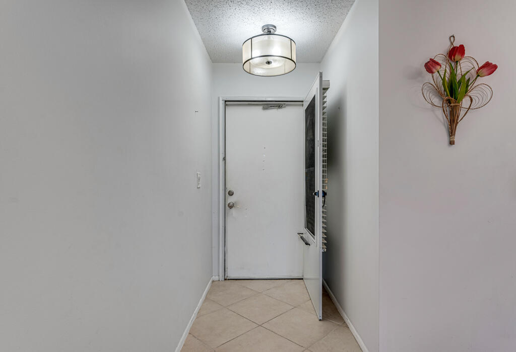 CRESTHAVEN VILLAS 28 CONDO - Residential