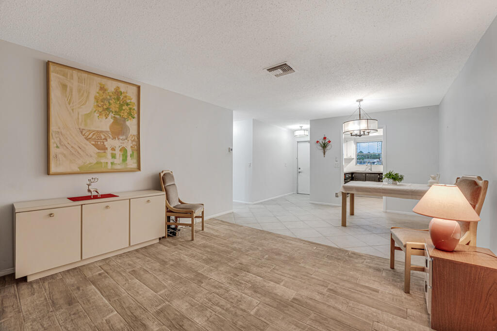 CRESTHAVEN VILLAS 28 CONDO - Residential