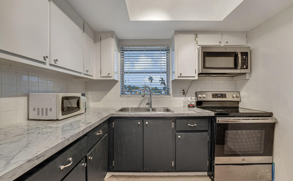 CRESTHAVEN VILLAS 28 CONDO - Residential