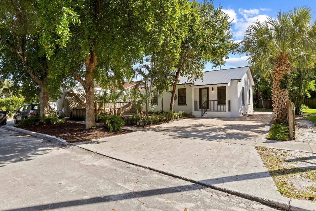 Photo of 830 Franklin Road, West Palm Beach, FL 33405 (MLS # R11133880)