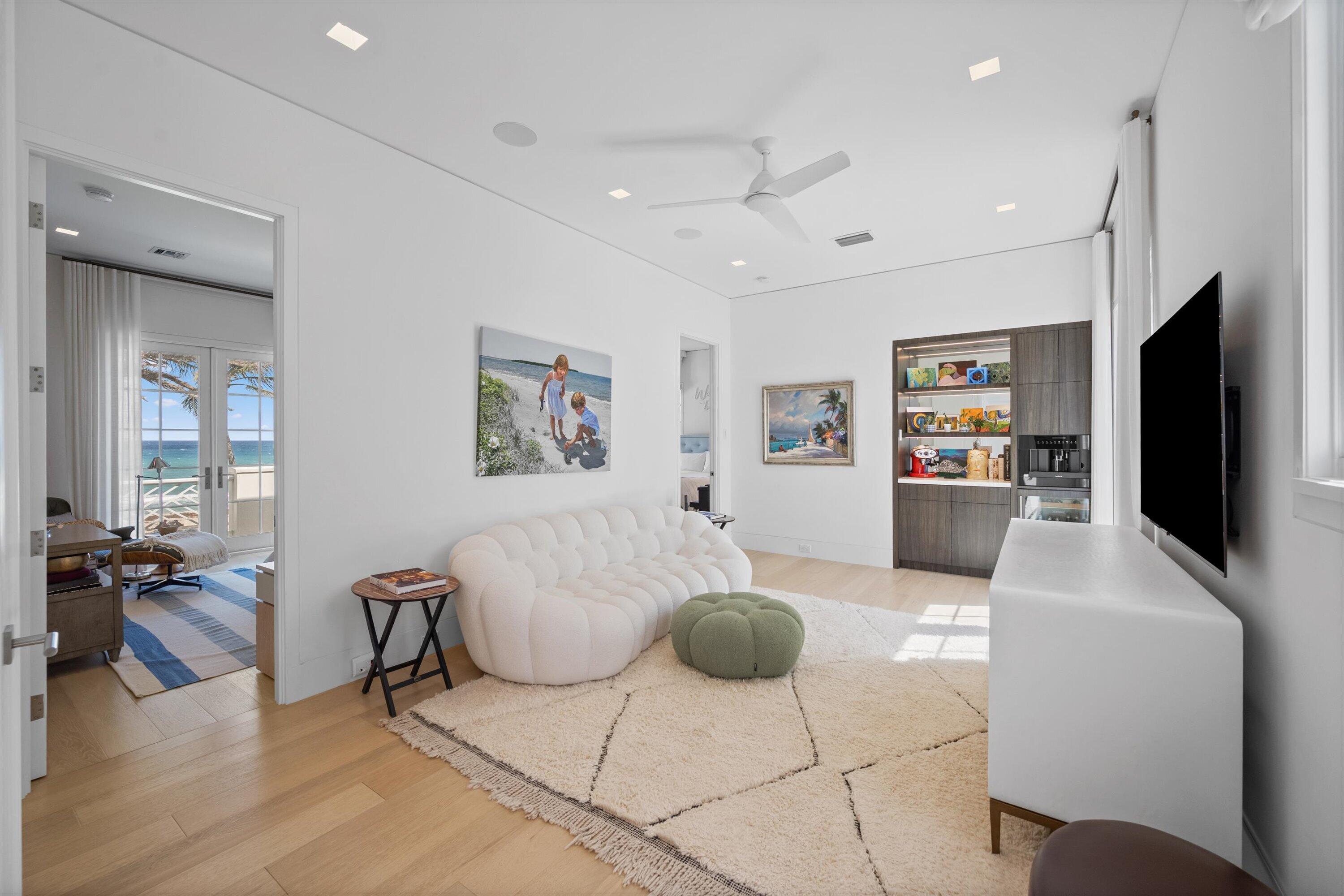 M M W BEACHHOUSE LOT PL - Residential