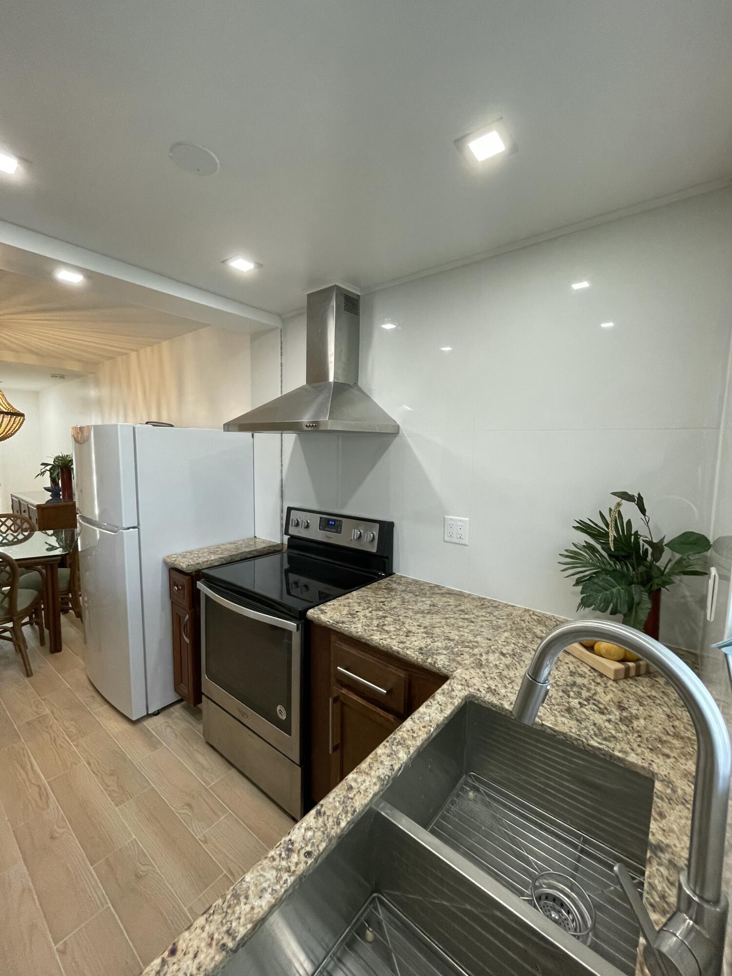 PALM ROYAL APTS INC CONDO - Residential Lease