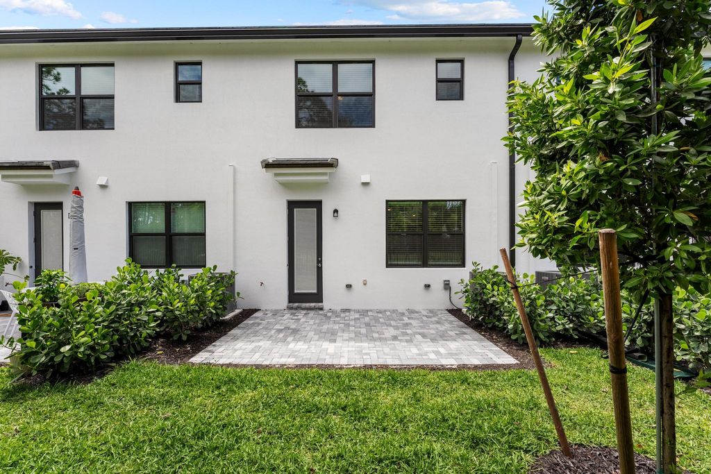 Photo of 4333 Efendi Drive, Lantana, FL 33462 (MLS # B26016923)